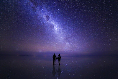 星夜在乌尤尼盐沼，玻利维亚.. !! 超美！夜晚的“天空之镜”乌尤尼盐湖.. 图源Nullnull-hatenablog