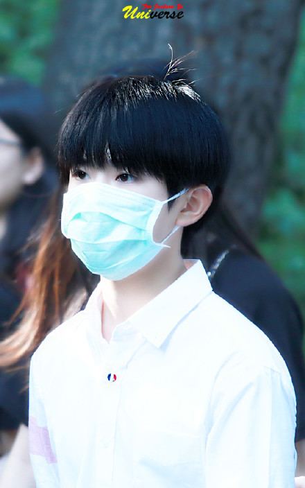 #易烊千玺#小少年，周末愉快@TFBOYS-易烊千玺