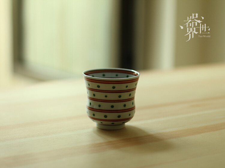 【器世界】日本茶具#有田烧源右卫门窑 日式茶杯# 手工拉坯 手绘精品陶瓷品杯 “器皿很简单，本不复杂，简单的东西才能传达美的本质在里面，我始终认为万物之间有关联，并且这种关联越简单越美妙。”由器开始，从器入茶，再从茶领悟生活美学，这就是我们的“器世界”。