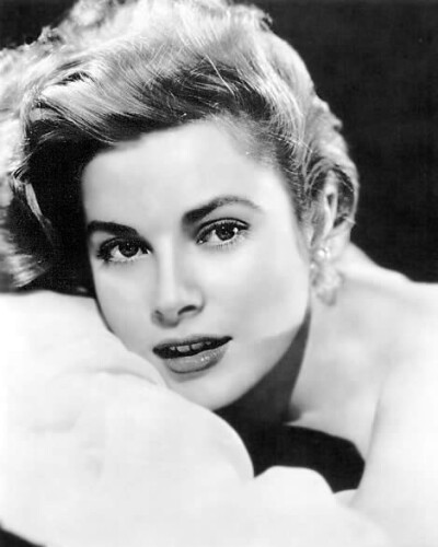 【格蕾丝·凯利（Grace Kelly）】，1929年11月12日--1982年9月14日出生于费城，美国影视演员。1949年，格蕾丝毕业于美国戏剧艺术学院。1955年，她凭借在《乡下姑娘》的表演获得奥斯卡最佳女主角奖。1956年，格蕾丝·凯…