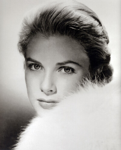 【格蕾丝·凯利（Grace Kelly）】，1929年11月12日--1982年9月14日出生于费城，美国影视演员。1949年，格蕾丝毕业于美国戏剧艺术学院。1955年，她凭借在《乡下姑娘》的表演获得奥斯卡最佳女主角奖。1956年，格蕾丝·凯…