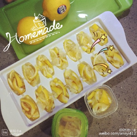 新鲜柠檬切片挤出汁 先倒入冰格内 然后再把柠檬切丝 切碎 填满冰格 最后淋上蜂蜜 速冻起来~泡水的时候就拿一块~这样可以保存久~