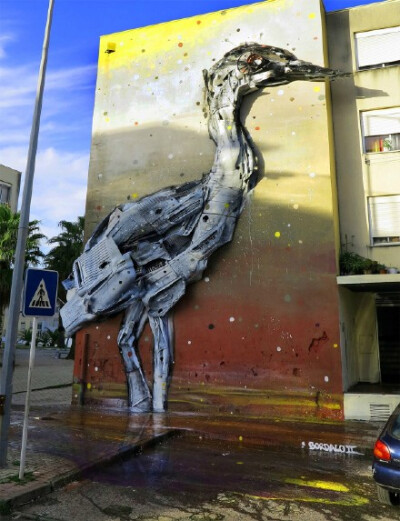 那个利用垃圾绘制立体涂鸦的街头艺术家 Artur Bordalo ，现在有了更多更棒的作品。（以往：O尖峰视界 ）