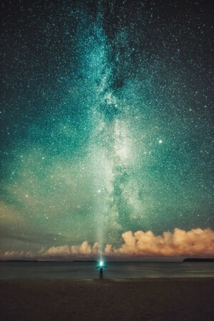 一组超梦幻的星空图片，在夜空中，多少人想找到最亮的星呢。一起欣赏来自芬兰摄影师Mikko Lagerstedt的星空摄影作品，谢谢喜欢。