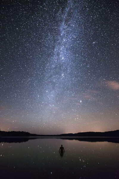 一组超梦幻的星空图片，在夜空中，多少人想找到最亮的星呢。一起欣赏来自芬兰摄影师Mikko Lagerstedt的星空摄影作品，谢谢喜欢。