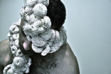 #植物小周边# Jeremy Martin生于法国南部图卢兹，儿时在大自然环境之中成长。这点对他事业上的发展方向有相当的影响。他追求新奇创意，于是到巴黎学习并钻研自然美。他一直以来都希望成为花商，因此运用花作为表达的手法。他喜爱将花的一般用途转为全新对象这个构想。表达了对植物美的个人憧憬。