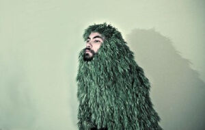 #植物小周边# Jeremy Martin生于法国南部图卢兹，儿时在大自然环境之中成长。这点对他事业上的发展方向有相当的影响。他追求新奇创意，于是到巴黎学习并钻研自然美。他一直以来都希望成为花商，因此运用花作为表达的手法。他喜爱将花的一般用途转为全新对象这个构想。表达了对植物美的个人憧憬。