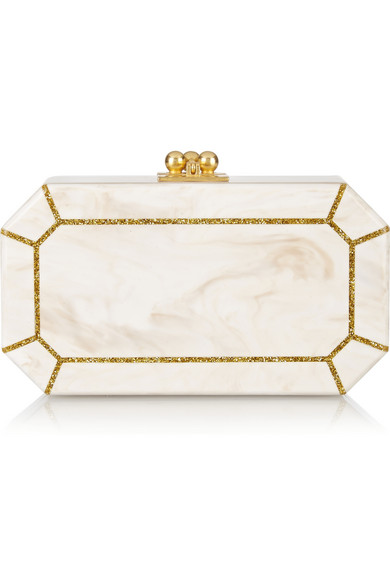 Edie Parker 优雅的盒形手拿包款皆于美国手工制成。这款名为 “Fiona” 的款式选用大理石纹的亚克力制成，呈现平滑光亮的琢面质感，并以装饰其上的金色亮片金葱细节作为点缀。内部配有化妆镜，便于随时修补面部妆容…