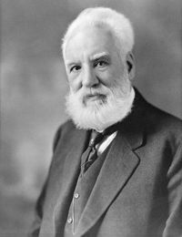 亚历山大·格雷厄姆·贝尔（AlexanderGrahamBell，1847-1922）美国(英国裔)发明家和企业家。他发明了世界上第一台可用的电话机，创建了贝尔电话公司。被世界誉为“电话之父”。