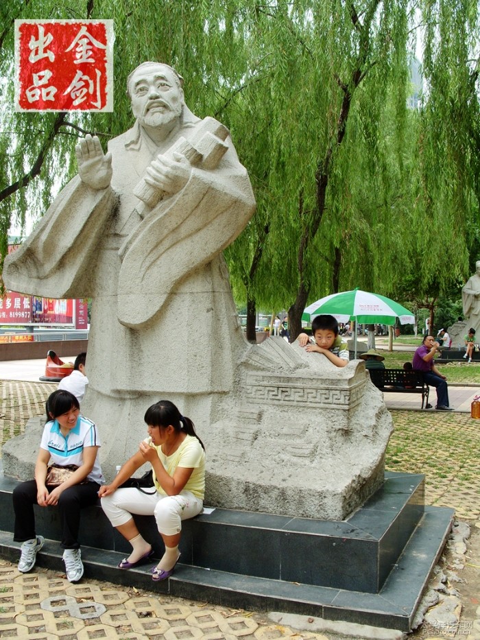 临沂人民广场是“蒙山沂水，文韬武略”。这一主题凝聚了沂蒙文化的精髓，充分展现了“蒙山沂水”的自然特色和“文韬武略”的历史文化特点。          以文传世的王羲之、曾子、荀子、匡衡、刘洪         以武传世的诸葛亮、蒙恬、颜真卿、王祥、左宝贵十大临沂历史名人的雕像，         以及文韬武略浮雕墙等；