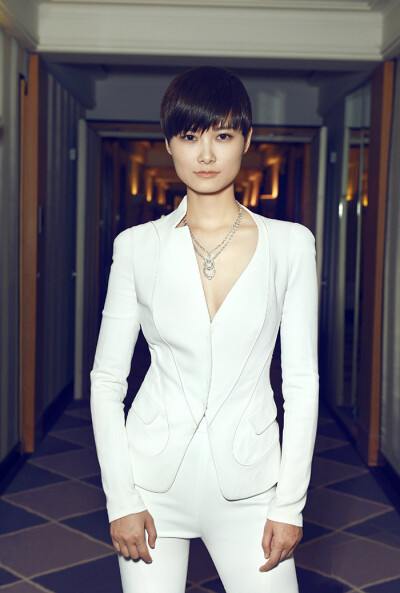 出席amFAR慈善晚宴的她，一身Atelier Versace 2015春夏高定白色套装。