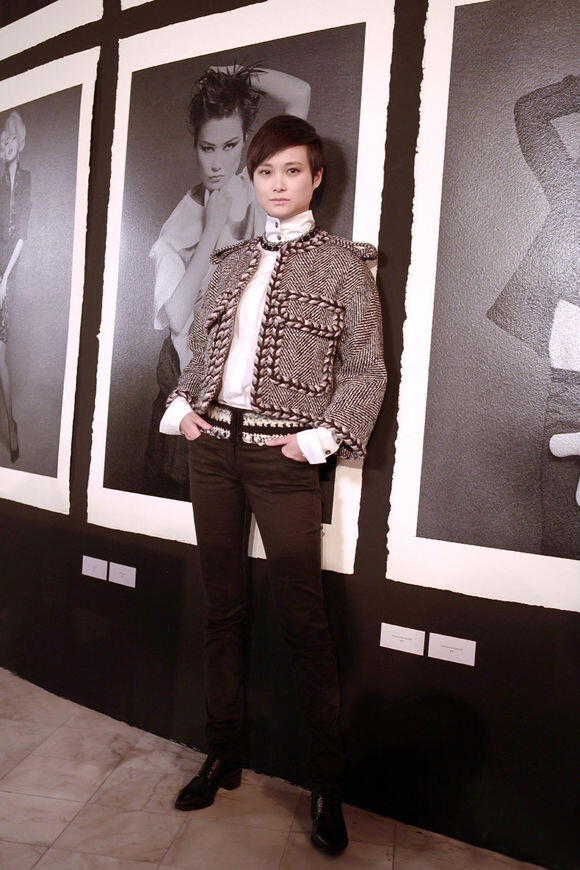 2013年老佛爷 Karl Lagerfeld 在上海办其个人的“小黑外套（TheLittle Black Jacket）”摄影巡展， 老佛爷亲自挑选了二十个亚洲新面孔，李宇春更是镜头中唯一的亚洲歌手。