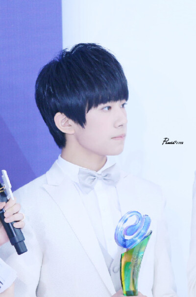 #易烊千玺##tfboys易烊千玺#本来是不想修的，但是太想wuli千宝了，就把旧图又翻出来了～