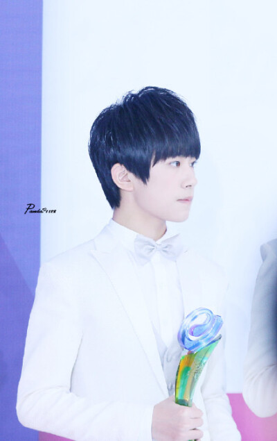 #易烊千玺##tfboys易烊千玺#本来是不想修的，但是太想wuli千宝了，就把旧图又翻出来了～