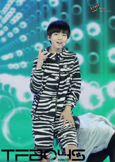 昨晚录制的央视六一晚会中，#TFBOYS#不仅在开场给小朋友带来了活力十足的《青春修炼手册》，也在节目中带来了小虎队的经典歌曲《爱》《红蜻蜓》。和TFBOYS一起过六一，就不要错过5月31晚20点央视一套和少儿频道播出…