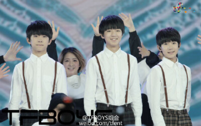 昨晚录制的央视六一晚会中，#TFBOYS#不仅在开场给小朋友带来了活力十足的《青春修炼手册》，也在节目中带来了小虎队的经典歌曲《爱》《红蜻蜓》。和TFBOYS一起过六一，就不要错过5月31晚20点央视一套和少儿频道播出…