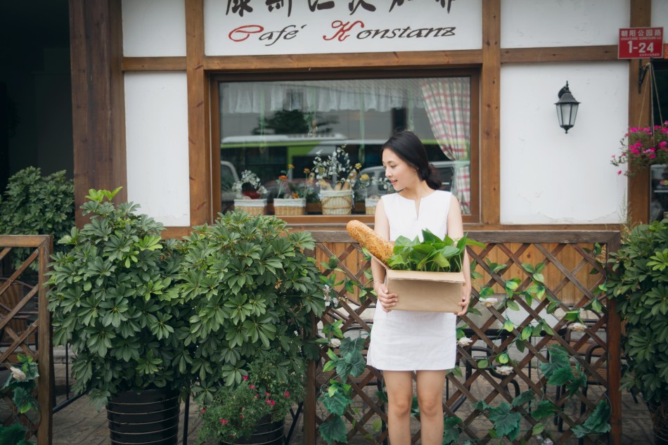 世上没有不弯的路，人间没有不谢的花。静品岁月风雨，淡读时光苍茫。心如莲花香，一路才芬芳。