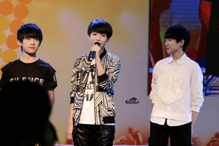 #TFBOYS# #TFBOYS三人同行# 清风拂柳，长歌和乐伴玺舞；夏荷初绽，荷色潋艳贪俊颜；暖日微醺，万种情丝因源现；霞光濂恋，十年初心信仰伴！