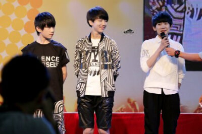 #TFBOYS# #TFBOYS三人同行# 清风拂柳，长歌和乐伴玺舞；夏荷初绽，荷色潋艳贪俊颜；暖日微醺，万种情丝因源现；霞光濂恋，十年初心信仰伴！