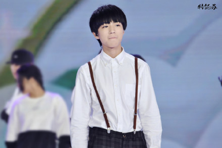 红色的蜻蜓我小时侯的小小英雄 多希望有一天能和它一起飞 @TFBOYS-王俊凯 O网页链接