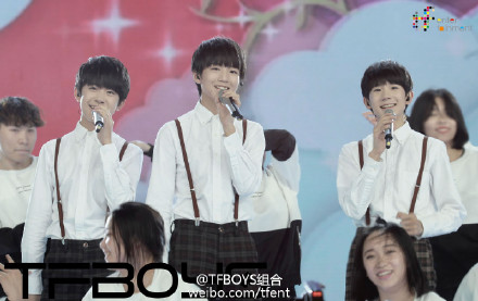 昨晚录制的央视六一晚会中，#TFBOYS#不仅在开场给小朋友带来了活力十足的《青春修炼手册》，也在节目中带来了小虎队的经典歌曲《爱》《红蜻蜓》。和TFBOYS一起过六一，就不要错过5月31晚20点央视一套和少儿频道播出的六一晚会吧。