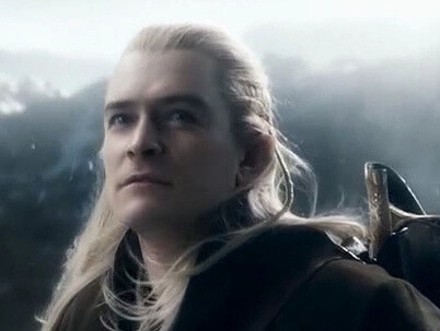 莱格拉斯的确是异常喜欢这把剑，但索林危在旦夕，就还是把它扔出去救人了。扔刀之前还心理挣扎了一番，那个表情就是哎呀实在舍不得、舍不得、我太舍不得了，算了，嗖——扔出去了，救了索林第二次。可惜这一段，随着索林死去就没有人知道了，没人知道有个精灵曾经救过一个矮人。