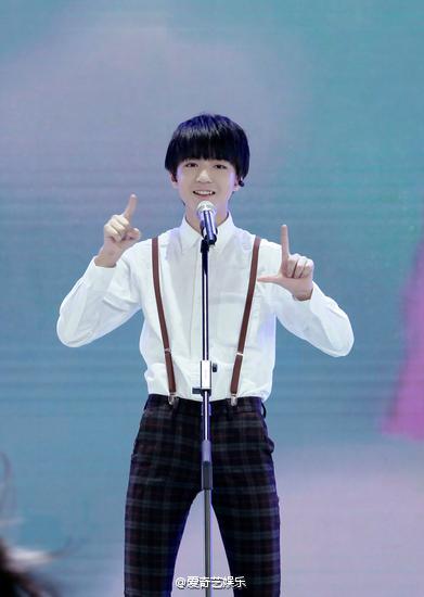 【#TFBOYS#首次翻唱小虎队歌曲 央视欢度六一】近日，@TFBOYS组合 受邀参加中央电视台主题为“欢乐的节日”六一晚会。三小只@TFBOYS-王俊凯 @TFBOYS-王源 @TFBOYS-易烊千玺 将在当天晚上身穿复古背带裤搭配白衬衫演唱小虎队当年作品，带着大家再次重温经典。据悉，晚会将于5月31日晚8点播出。