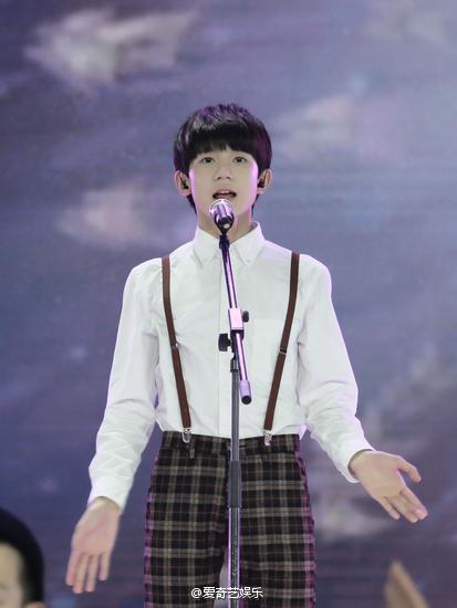 【#TFBOYS#首次翻唱小虎队歌曲 央视欢度六一】近日，@TFBOYS组合 受邀参加中央电视台主题为“欢乐的节日”六一晚会。三小只@TFBOYS-王俊凯 @TFBOYS-王源 @TFBOYS-易烊千玺 将在当天晚上身穿复古背带裤搭配白衬衫演唱小虎队当年作品，带着大家再次重温经典。据悉，晚会将于5月31日晚8点播出。