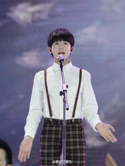 【#TFBOYS#首次翻唱小虎队歌曲 央视欢度六一】近日，@TFBOYS组合 受邀参加中央电视台主题为“欢乐的节日”六一晚会。三小只@TFBOYS-王俊凯 @TFBOYS-王源 @TFBOYS-易烊千玺 将在当天晚上身穿复古背带裤搭配白衬衫演唱…