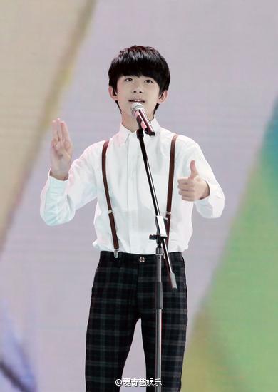 【#TFBOYS#首次翻唱小虎队歌曲 央视欢度六一】近日，@TFBOYS组合 受邀参加中央电视台主题为“欢乐的节日”六一晚会。三小只@TFBOYS-王俊凯 @TFBOYS-王源 @TFBOYS-易烊千玺 将在当天晚上身穿复古背带裤搭配白衬衫演唱小虎队当年作品，带着大家再次重温经典。据悉，晚会将于5月31日晚8点播出。