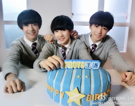 啊…今天谢谢大家给我过生日，开心，棒棒的和@TFBOYS-王俊凯 @TFBOYS-易烊千玺 你们一起过生日很开心，还有谢谢大家的全城应源，照片我都有看到，这个生日很快乐很快乐