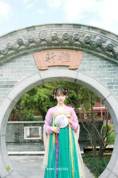 春心莫共花争发，一寸相思一寸灰。