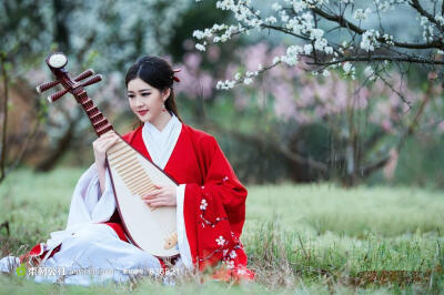花容月貌梨花情红衣古装美女摄影图片
