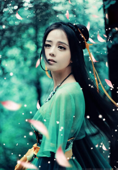 春心莫共花争发，一寸相思一寸灰。