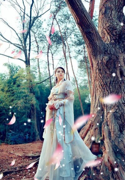 春心莫共花争发，一寸相思一寸灰。