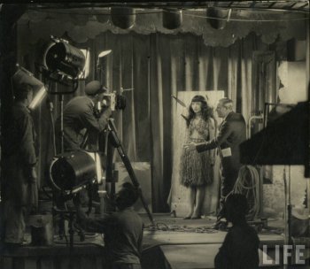 Anna May Wong on the set of Grobstadtschetterling, directed by Richard Eichberg, 1929. Photo by E.O. Hoppe