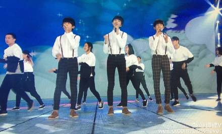 有#TFBOYS#参与的央视六一晚会将会在今晚八点在CCTV1和CCTV14进行电视直播，网络直播：①O网页链接 ②O网页链接 ③O网页链接，也可安装央视影音APP进行收看。一起与#TFBOYS萌动六一#（孩子太瘦，最近运动）