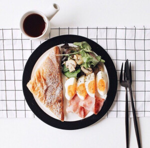 一组简约风格的欧式早餐美食摄影图片。漂亮的盘子和叉子，就算是一个人的早餐，也不能含糊呦。摄影师署名@AT_BOBBY。