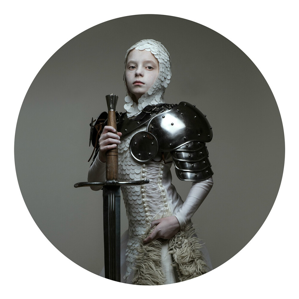 “失落的童年 Childhood Lost” 是现居英国的波兰摄影师 Justyna Neryng 的一个艺术摄影项目，目的是探索肖像美学、童年记忆、神话和梦想，美学灵感来自荷兰黄金时代的肖像画。精益求精的造型和道具是项目的关键...模特是她的女儿。【关于Justyna Neryng：
