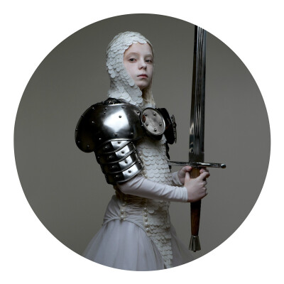 “失落的童年 Childhood Lost” 是现居英国的波兰摄影师 Justyna Neryng 的一个艺术摄影项目，目的是探索肖像美学、童年记忆、神话和梦想，美学灵感来自荷兰黄金时代的肖像画。精益求精的造型和道具是项目的关键...…