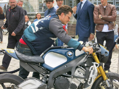 #pap2015#5月23日意大利Concorso d’Eleganza Villa d’Este车展现场，#OrlandoBloom#和他的定制版BMW S1000R（转自orlandoland）。后面两张可以看到他有换一件很帅的黑色夹克