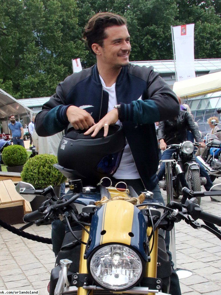 #pap2015#5月23日意大利Concorso d’Eleganza Villa d’Este车展现场，#OrlandoBloom#和他的定制版BMW S1000R（转自orlandoland）。后面两张可以看到他有换一件很帅的黑色夹克