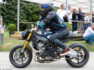 #pap2015#5月23日意大利Concorso d’Eleganza Villa d’Este车展现场，#OrlandoBloom#和他的定制版BMW S1000R（转自orlandoland）。后面两张可以看到他有换一件很帅的黑色夹克