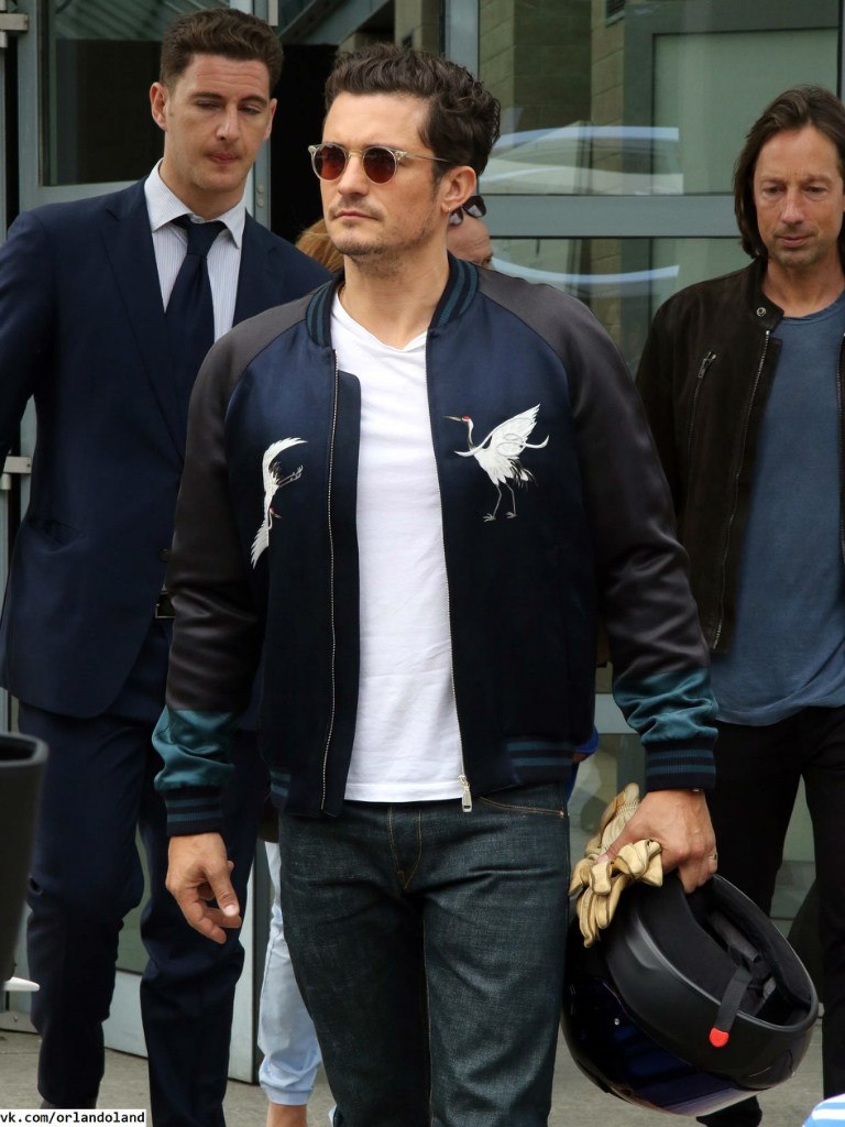 #pap2015#5月23日意大利Concorso d’Eleganza Villa d’Este车展现场，#OrlandoBloom#和他的定制版BMW S1000R（转自orlandoland）。后面两张可以看到他有换一件很帅的黑色夹克