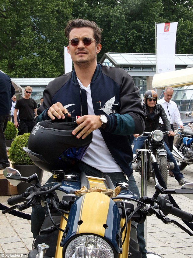 #pap2015#5月24日，意大利Concorso d’Eleganza Villa d’Este车展现场，#OrlandoBloom#驾驶起他的定制版BMW S1000R，第一张来自BMW官推，其他的转自orlandoland。