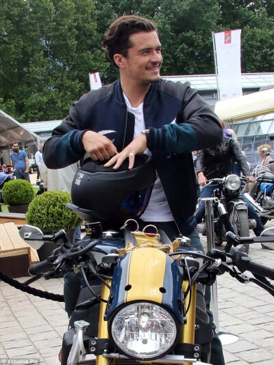 #pap2015#5月24日，意大利Concorso d’Eleganza Villa d’Este车展现场，#OrlandoBloom#驾驶起他的定制版BMW S1000R，第一张来自BMW官推，其他的转自orlandoland。