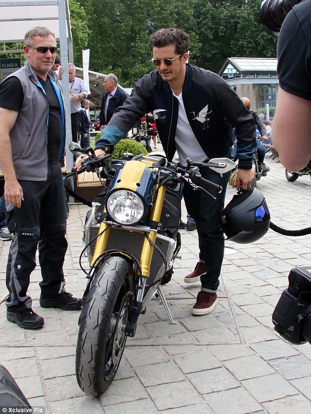 #pap2015#5月24日，意大利Concorso d’Eleganza Villa d’Este车展现场，#OrlandoBloom#驾驶起他的定制版BMW S1000R，第一张来自BMW官推，其他的转自orlandoland。