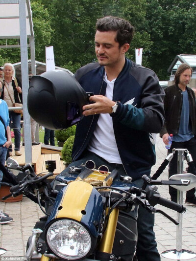 #pap2015#5月24日，意大利Concorso d’Eleganza Villa d’Este车展现场，#OrlandoBloom#驾驶起他的定制版BMW S1000R，第一张来自BMW官推，其他的转自orlandoland。