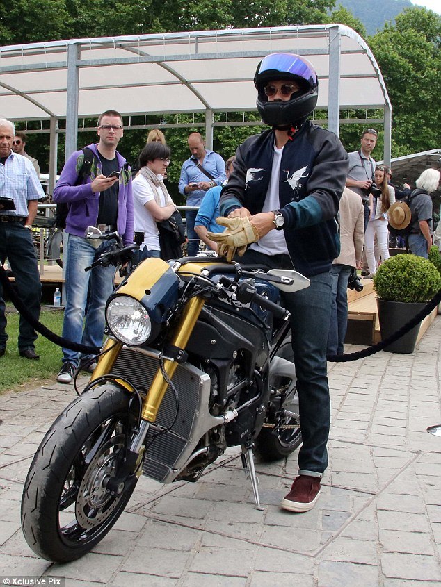 #pap2015#5月24日，意大利Concorso d’Eleganza Villa d’Este车展现场，#OrlandoBloom#驾驶起他的定制版BMW S1000R，第一张来自BMW官推，其他的转自orlandoland。