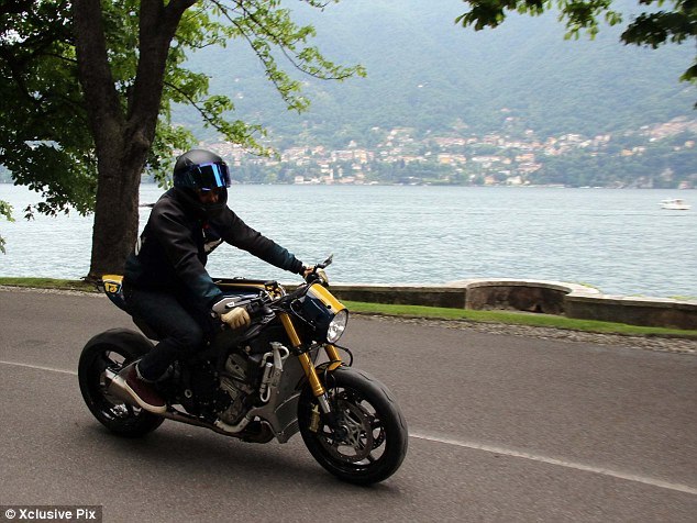 #pap2015#5月24日，意大利Concorso d’Eleganza Villa d’Este车展现场，#OrlandoBloom#驾驶起他的定制版BMW S1000R，第一张来自BMW官推，其他的转自orlandoland。